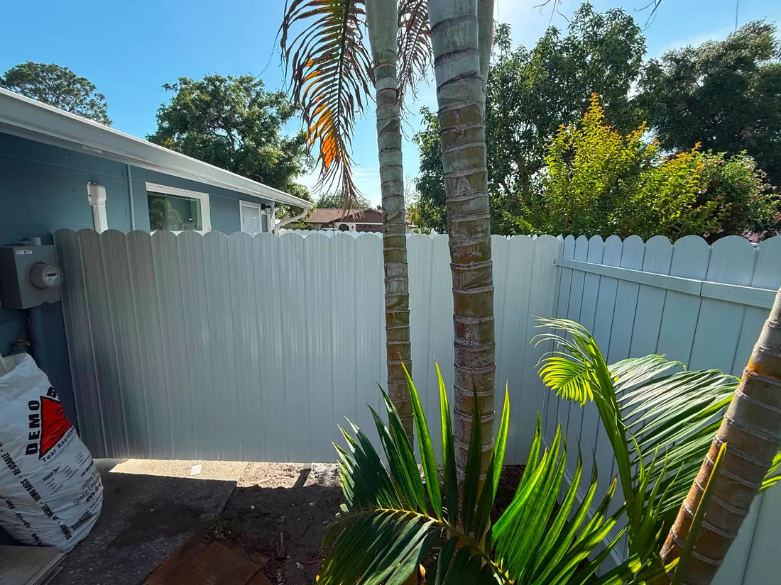Vinyl privacy fence along a side yard
